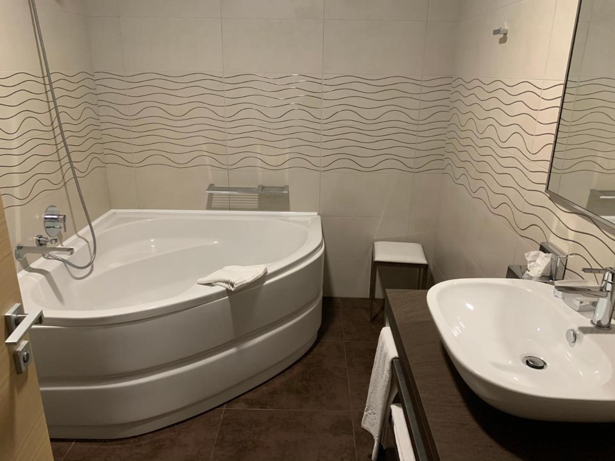 Turin Airport Hotel & Residence San Francesco al Campo Bagian luar foto