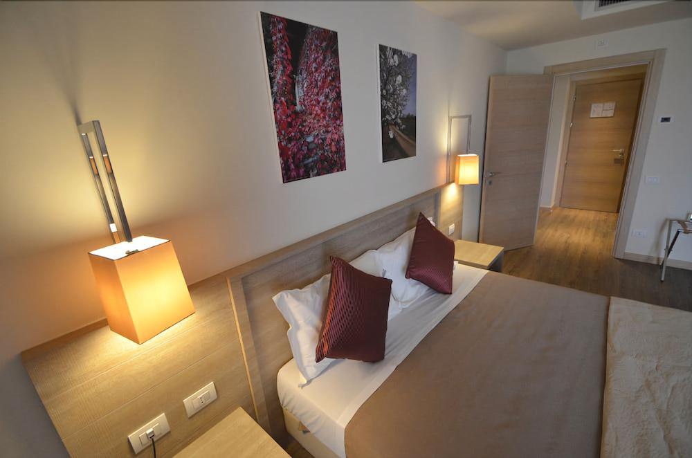 Turin Airport Hotel & Residence San Francesco al Campo Bagian luar foto
