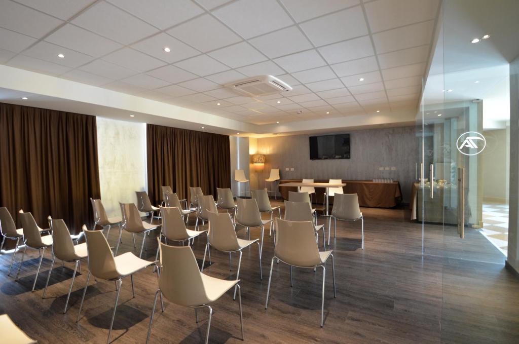 Turin Airport Hotel & Residence San Francesco al Campo Bagian luar foto